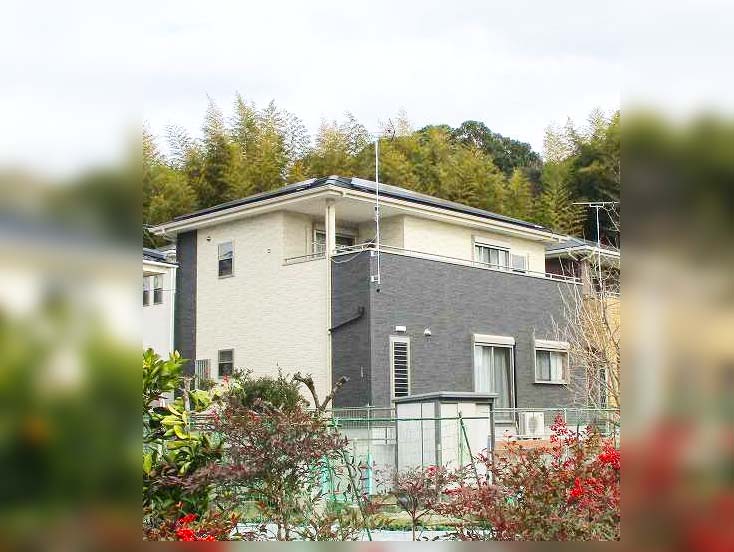 福岡県久留米市の山下様邸にて太陽光発電システムの設置工事をしました。