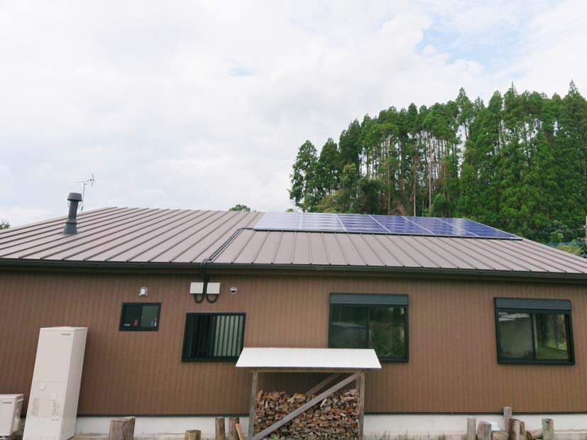 宮崎県西都市の金丸様邸にて太陽光発電システムの設置工事しました。