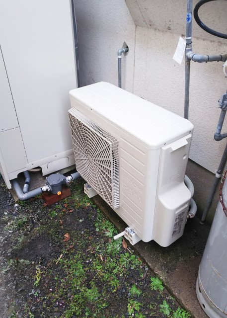 福岡県築上郡のN様邸にて、エコキュート設置しました≪ヒートポンプユニット≫