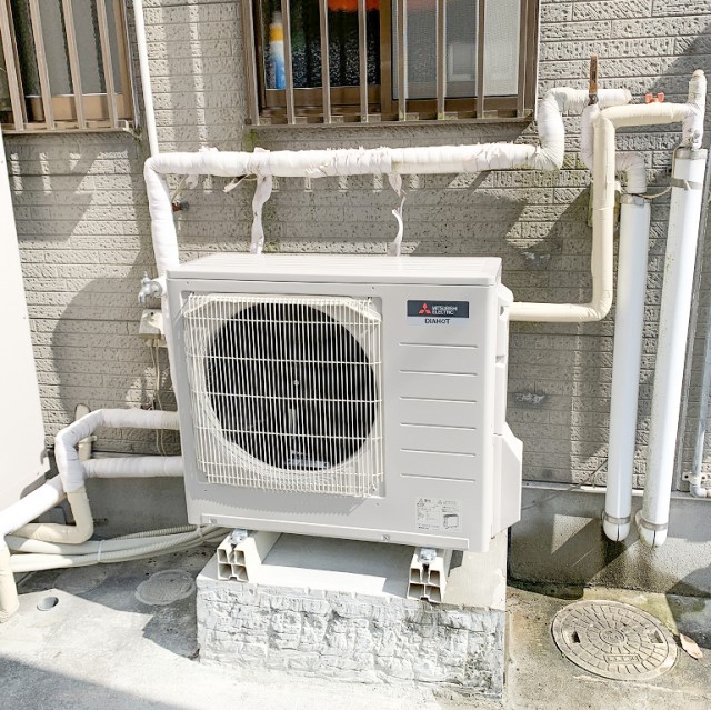 佐賀県多久市のJ様邸にて、エコキュート設置しました≪ヒートポンプユニット≫