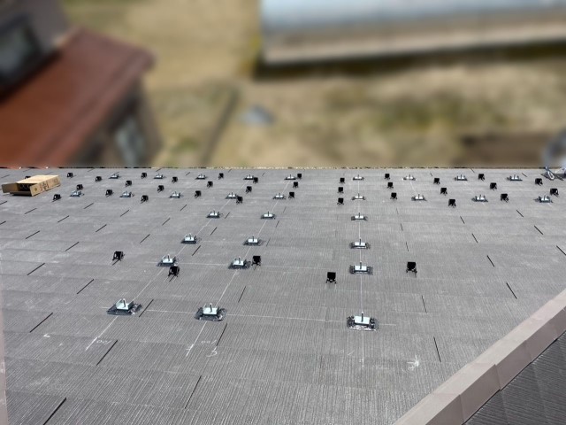 石川県小松市のT様邸にて、太陽光発電システムを設置しました≪施工中≫