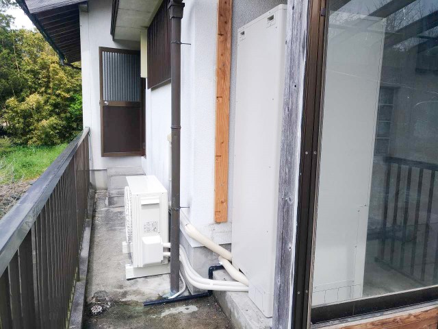 福岡県飯塚市のH様邸にて、エコキュート設置しました≪ヒートポンプユニット≫