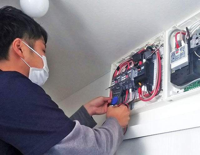 太陽光発電システムにかかわる分電盤の電圧チェック