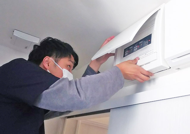 太陽光発電システムにかかわる分電盤の電圧チェック
