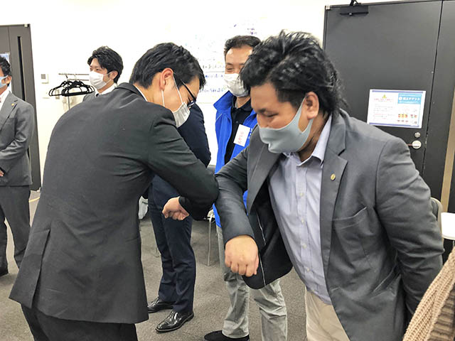 握手はできないので、肘タッチ