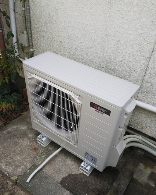 福岡県粕屋郡のM様邸にて、エコキュートを設置しました≪ヒートポンプユニット≫