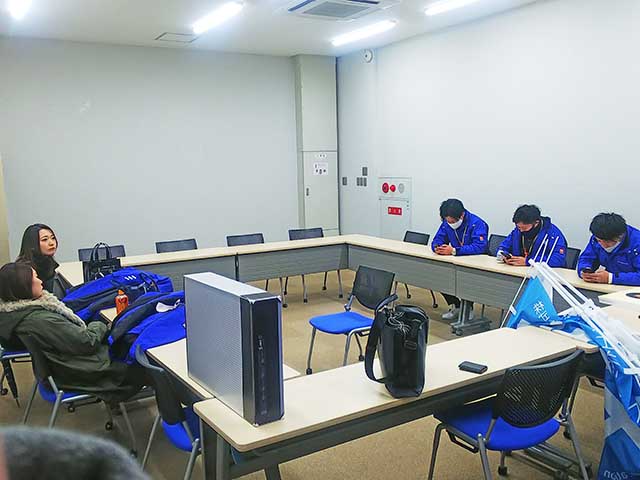 アサデス。30秒PR撮影前、緊張の待合室です