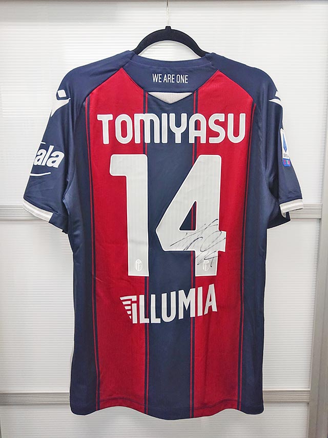 サッカー日本代表の冨安のサイン入りユニフォームいただきました!