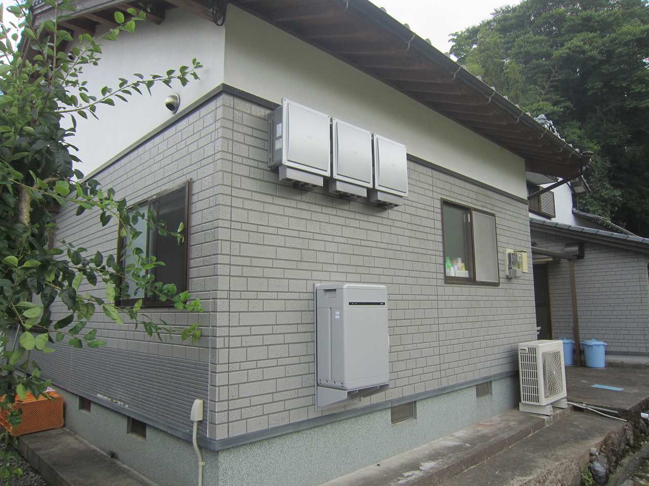 佐賀県のT様邸にて、蓄電池システム（オムロン）を設置いたしました。