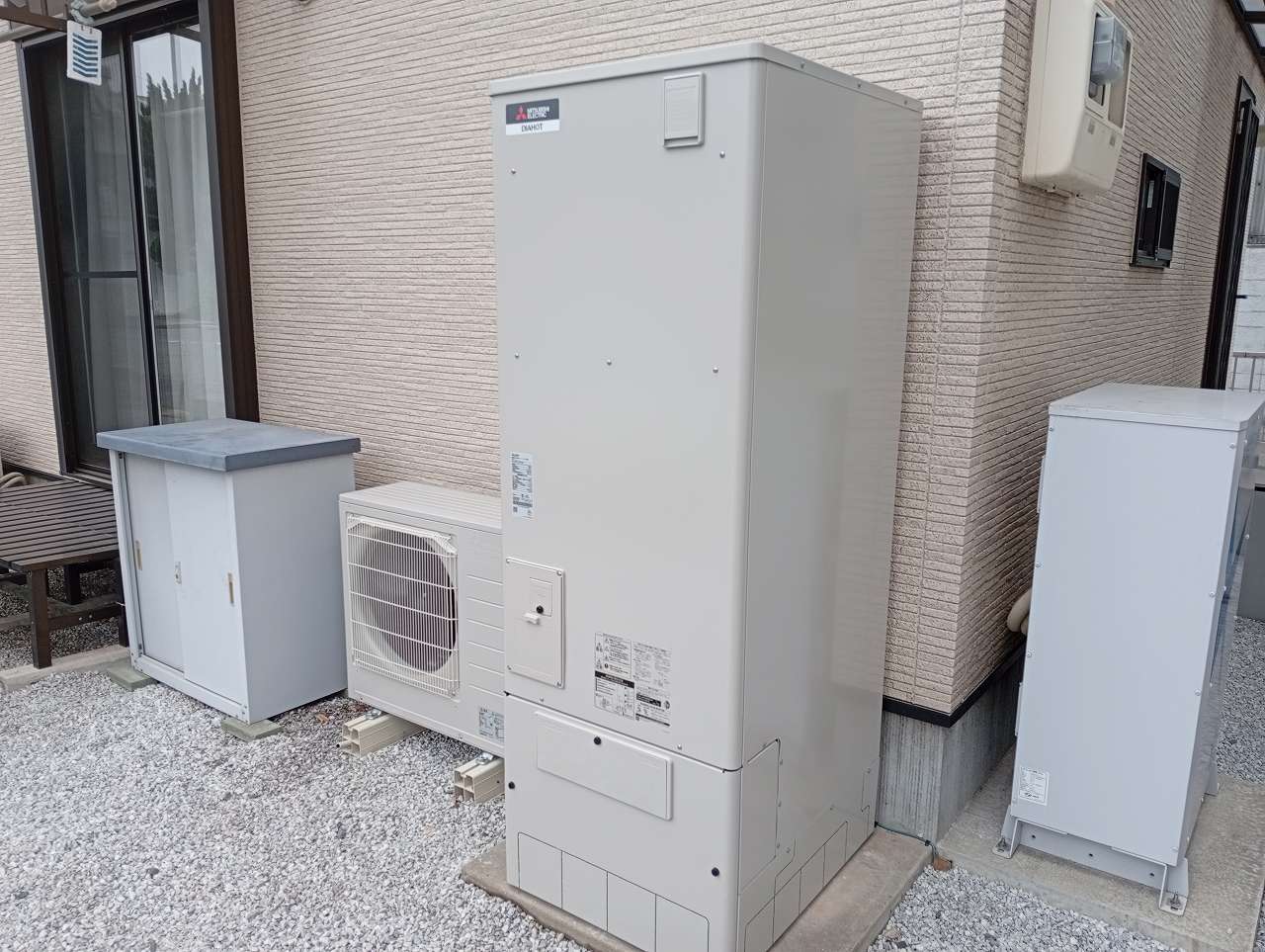 福岡県北九州市のK様宅に、エコキュート、パワーコンディショナーの交換工事をいたしました