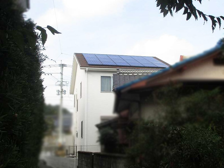 宗像市のＡ様邸にて長州産業の太陽光発電システム（プレミアムブルータイプ）の設置工事をしました。
