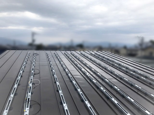 福井県福井市のK様邸にて、太陽光発電システムを設置しました≪施工中≫