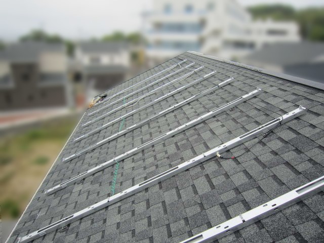 福岡県福津市のS様邸にて、太陽光発電システムを設置しました≪施工中≫架台