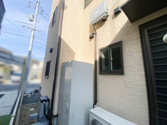 岡山県M様邸にて、蓄電システムを設置しました≪パワコン≫外観