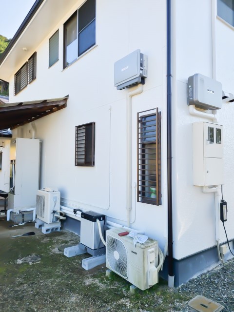 岡山県真庭市のY様邸にて、蓄電システムを設置しました≪パワコン≫外観