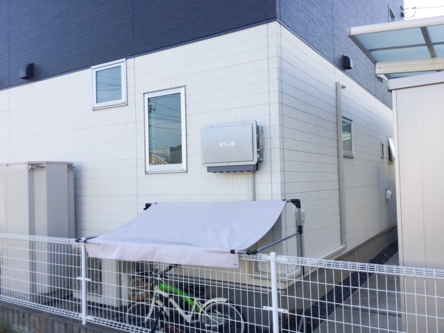 岡山県倉敷市のU様邸にて、蓄電システムを設置しました≪パワコン≫外観